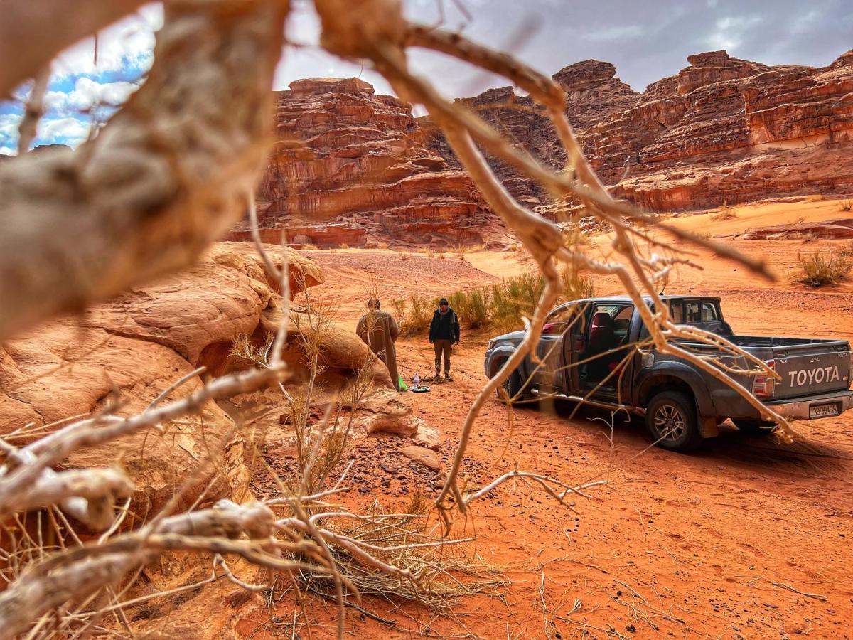 Wadi Rum Bedouin Tour With A Camp Exterior foto